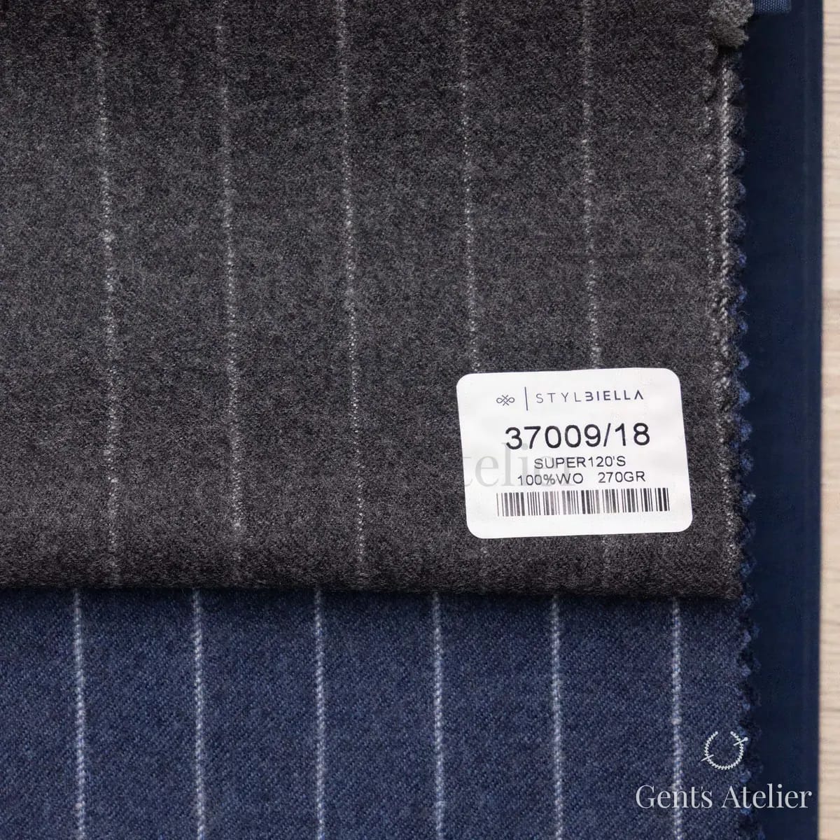 Образец ткани Stylbiella 37009/18 с этикеткой, тёмно-серый