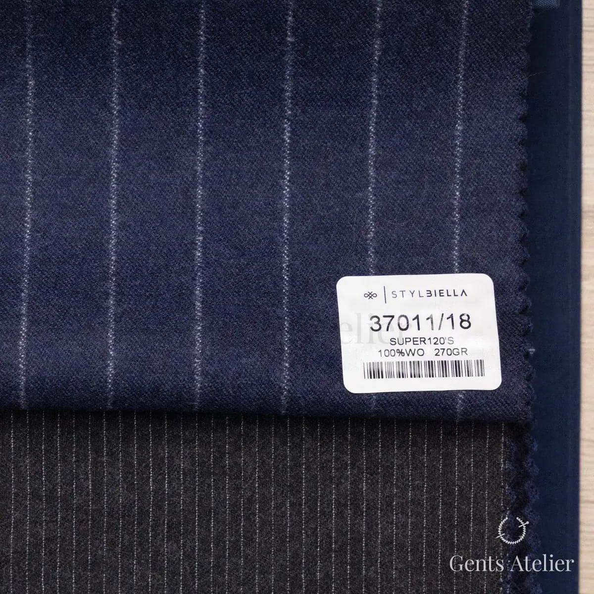 Образец ткани Stylbiella 37011/18 с этикеткой, тёмно-синий