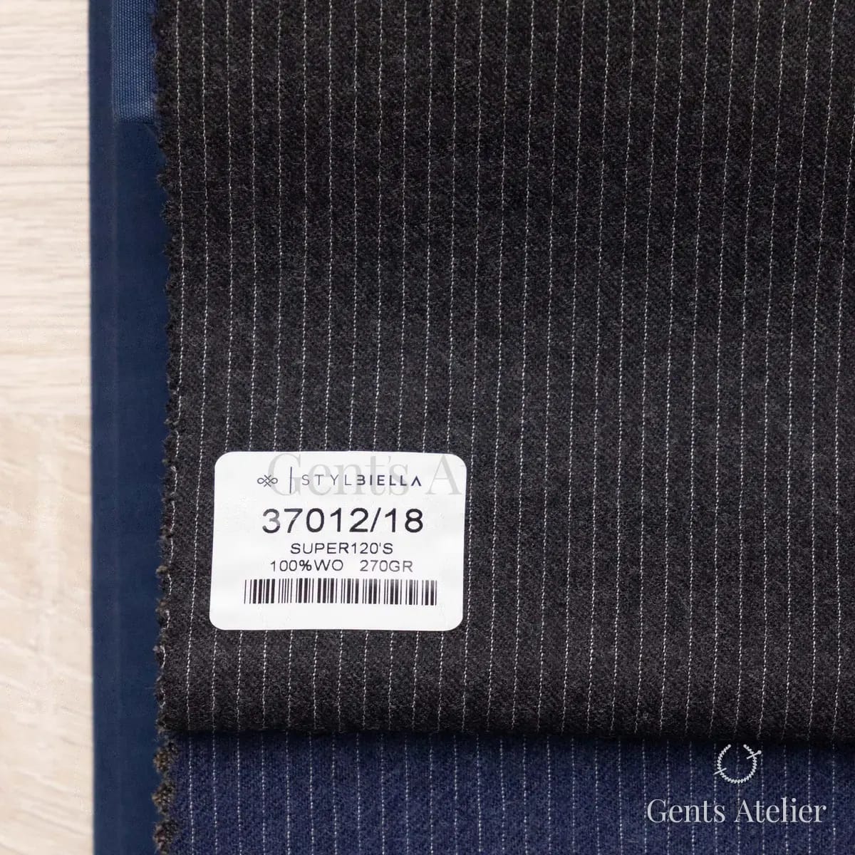 Образец ткани Stylbiella 37012/18 с этикеткой, антрацит