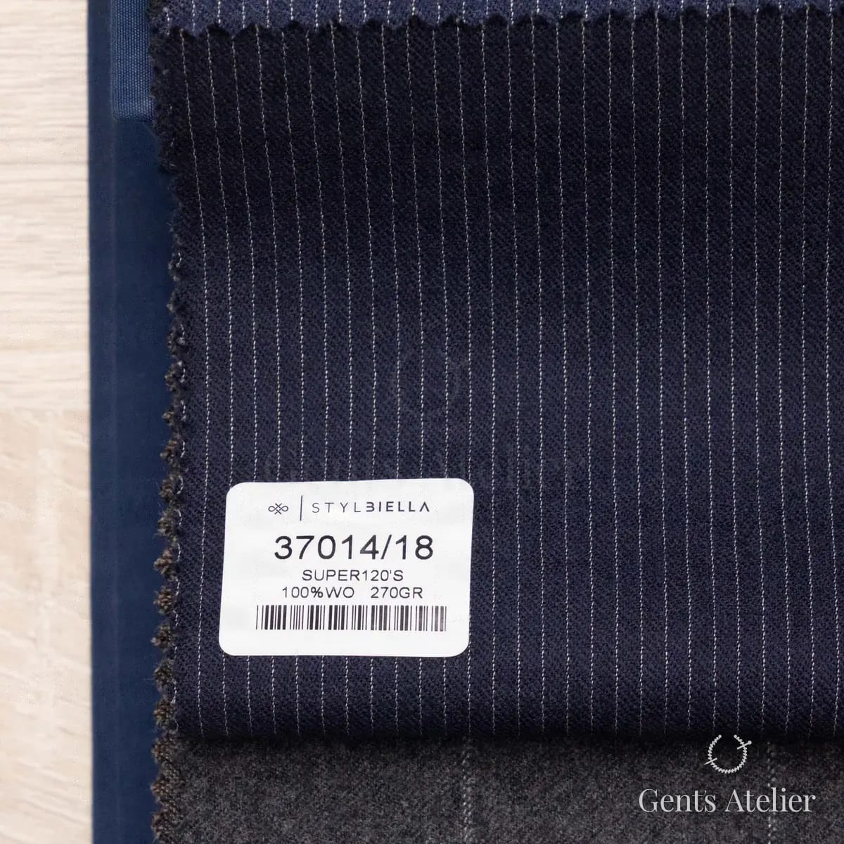 Образец ткани Stylbiella 37014/18 с этикеткой, тёмно-синий