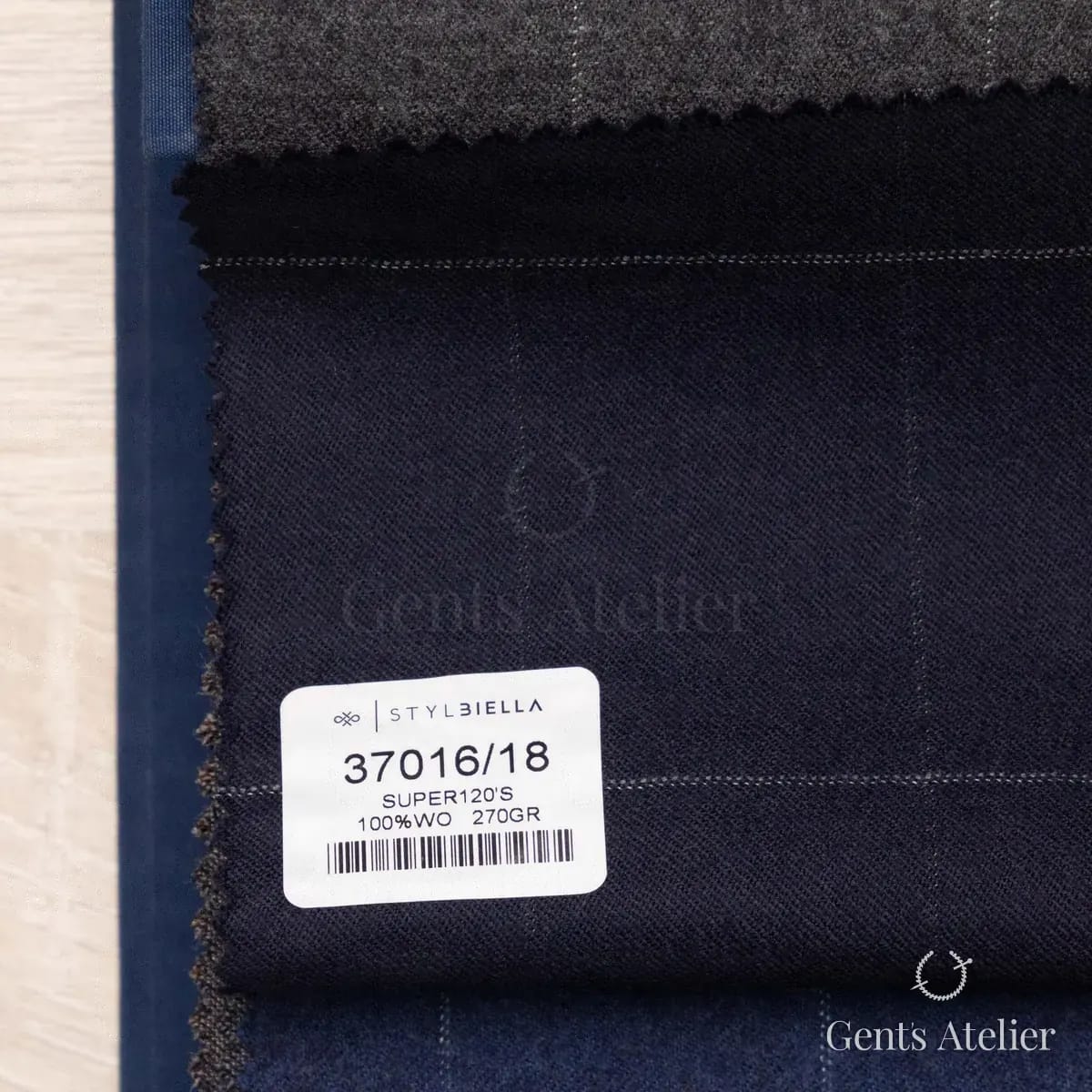 Образец ткани Stylbiella 37016/18 с этикеткой, тёмно-синий