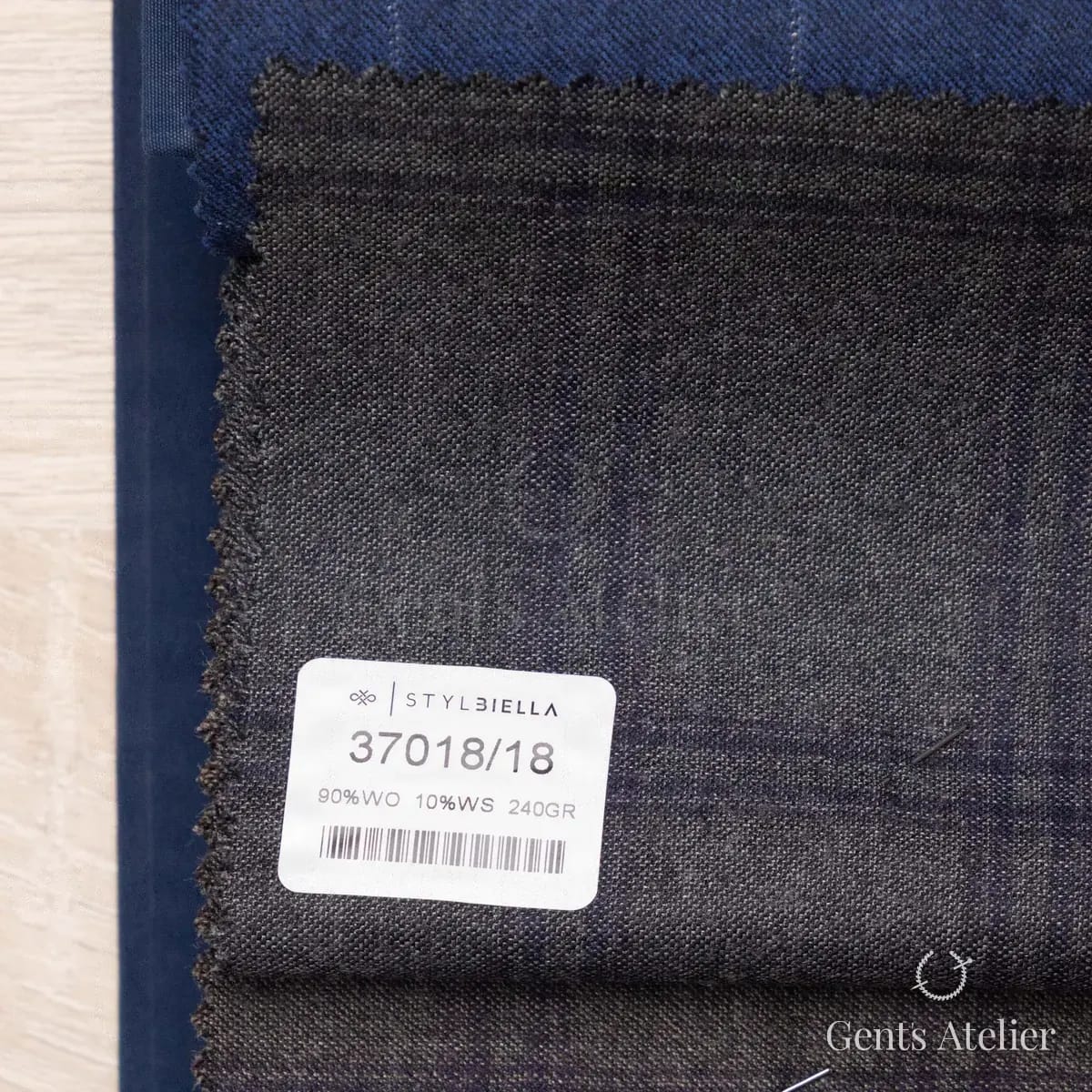 Образец ткани Stylbiella 37018/18 с этикеткой, серый