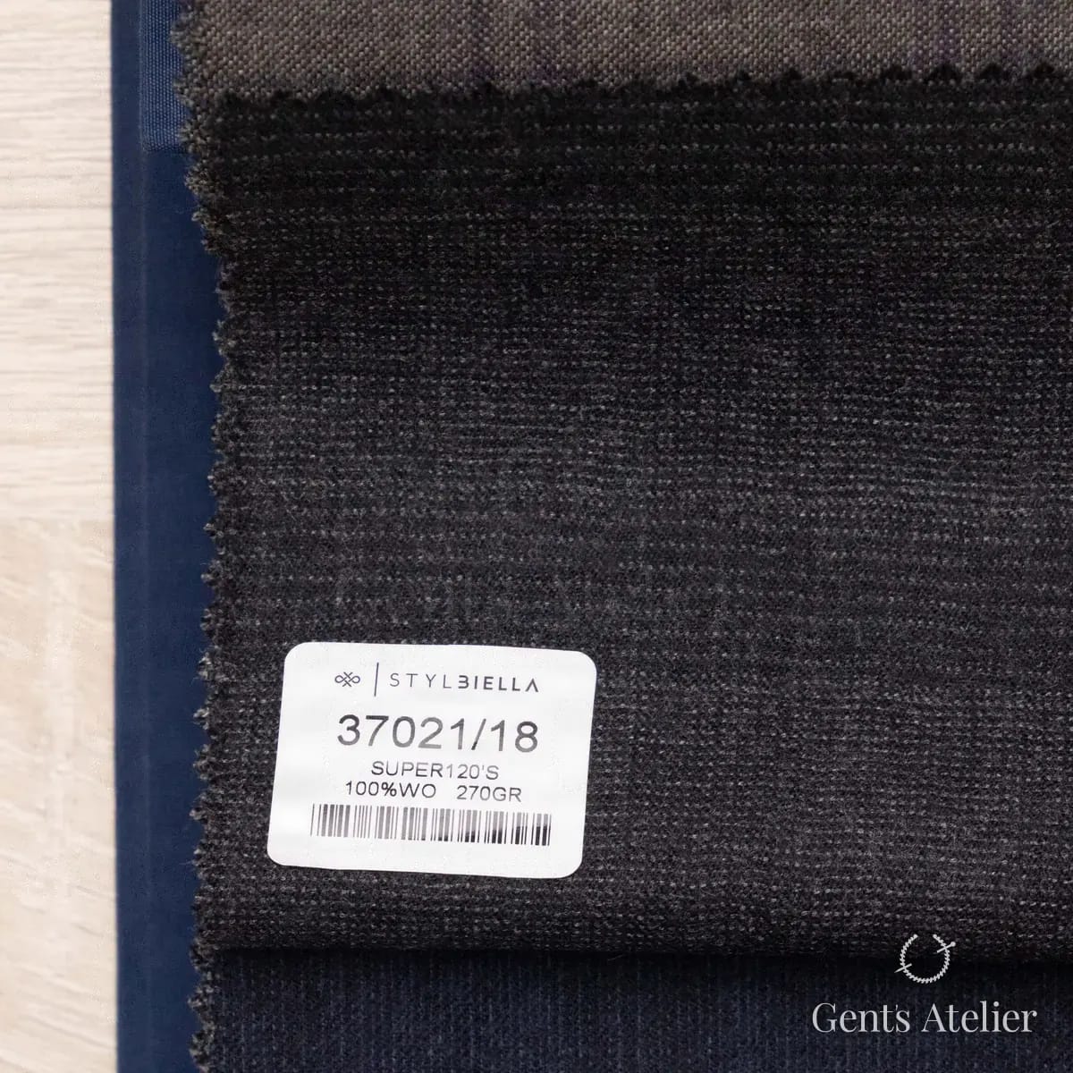 Образец ткани Stylbiella 37021/18 с этикеткой, тёмно-серый