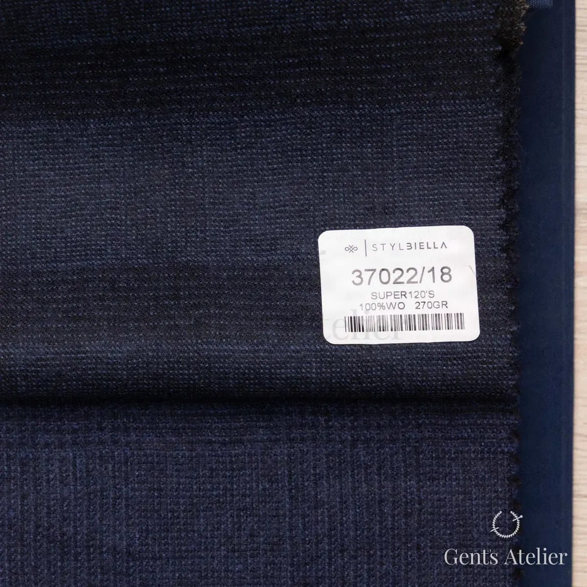 Образец ткани Stylbiella 37022/18 с этикеткой, тёмно-синий