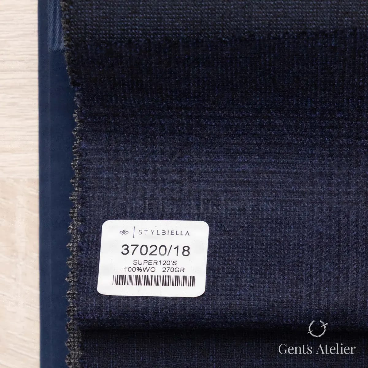 Образец ткани Stylbiella 37020/18 с этикеткой, тёмно-синий