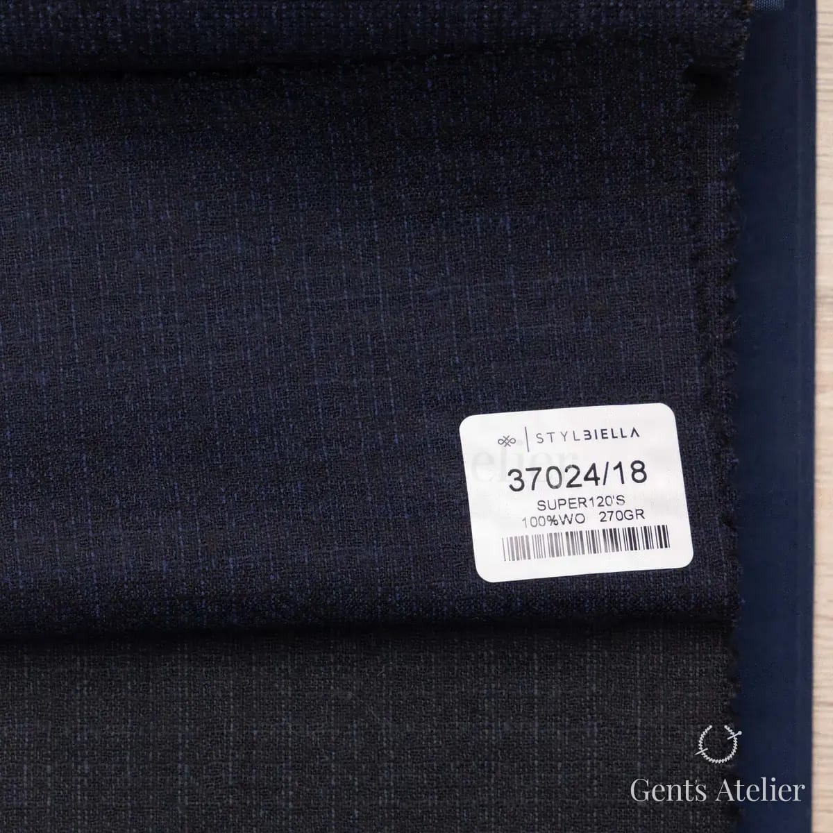 Образец ткани Stylbiella 37024/18 с этикеткой, тёмно-синий