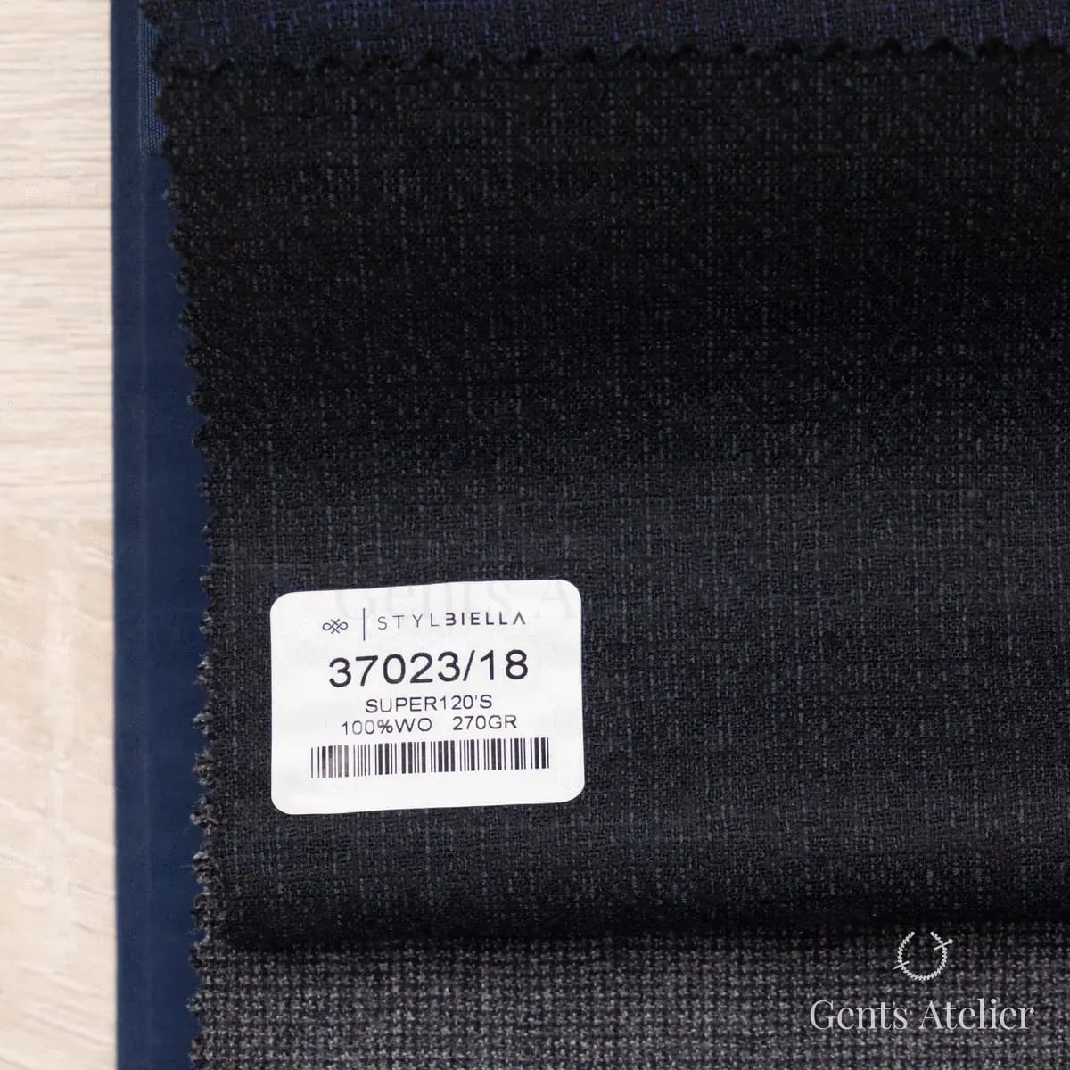 Образец ткани Stylbiella 37023/18 с этикеткой, антрацит