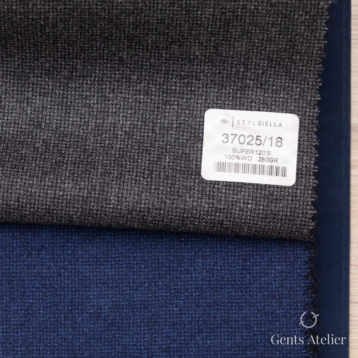 Образец ткани Stylbiella 37025/18 с этикеткой, серый
