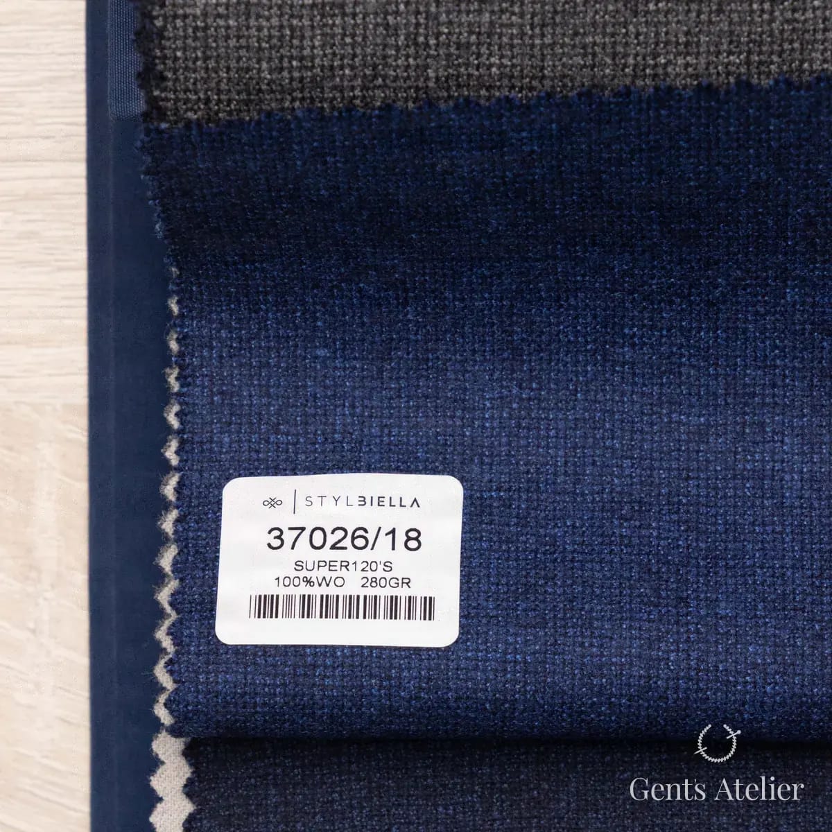 Образец ткани Stylbiella 37026/18 с этикеткой, тёмно-синий