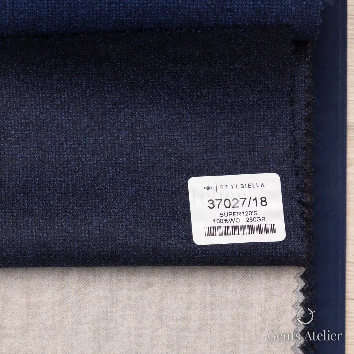 Образец ткани Stylbiella 37027/18 с этикеткой, тёмно-синий