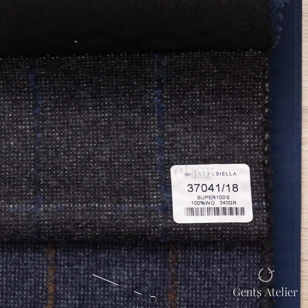 Образец ткани Stylbiella 37041/18 с этикеткой, антрацит
