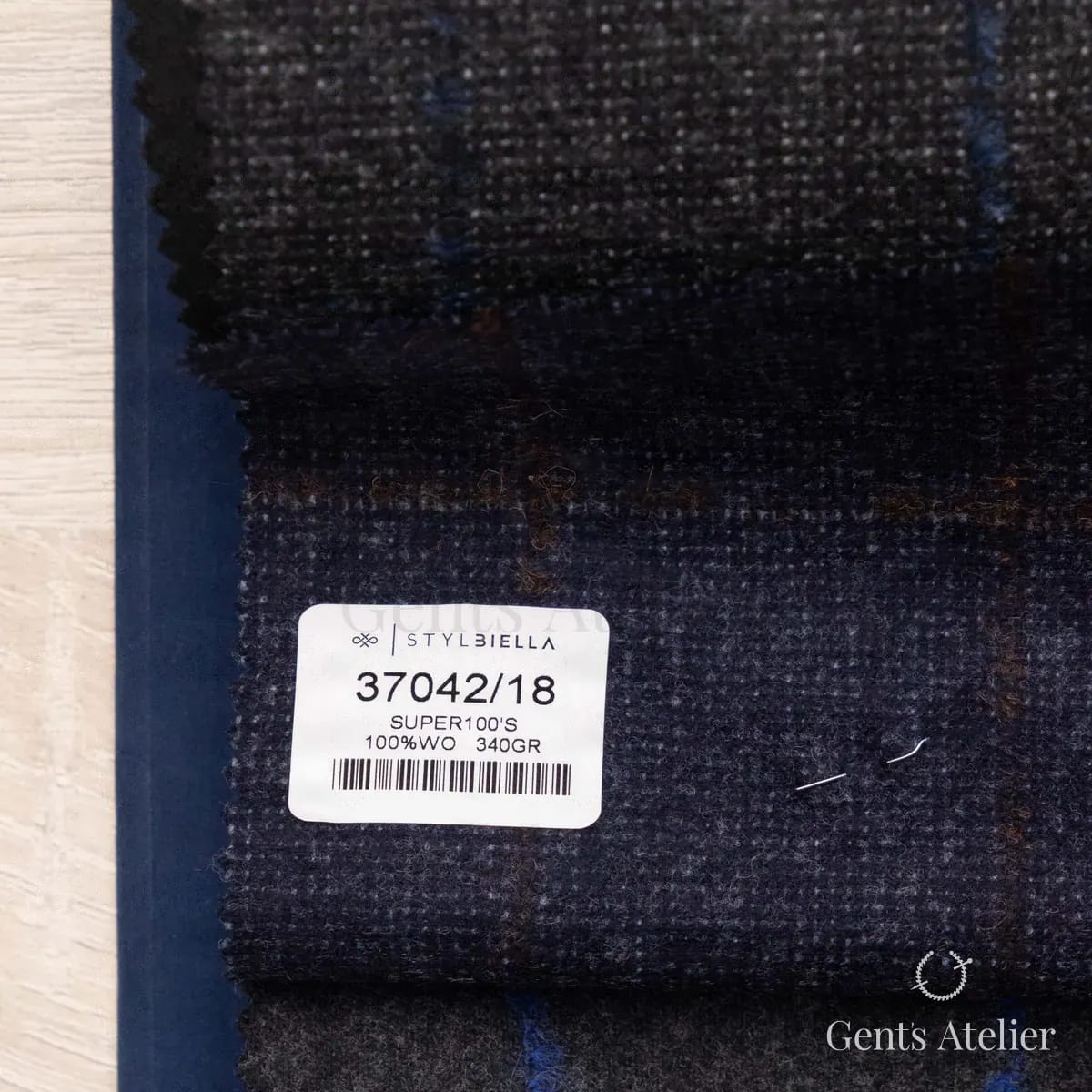 Образец ткани Stylbiella 37042/18 с этикеткой, тёмно-синий