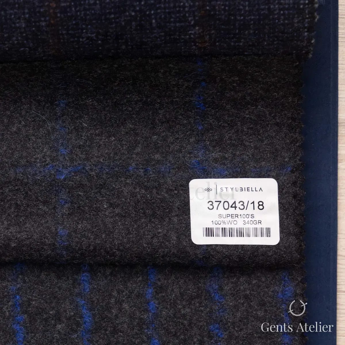 Образец ткани Stylbiella 37043/18 с этикеткой, тёмно-серый