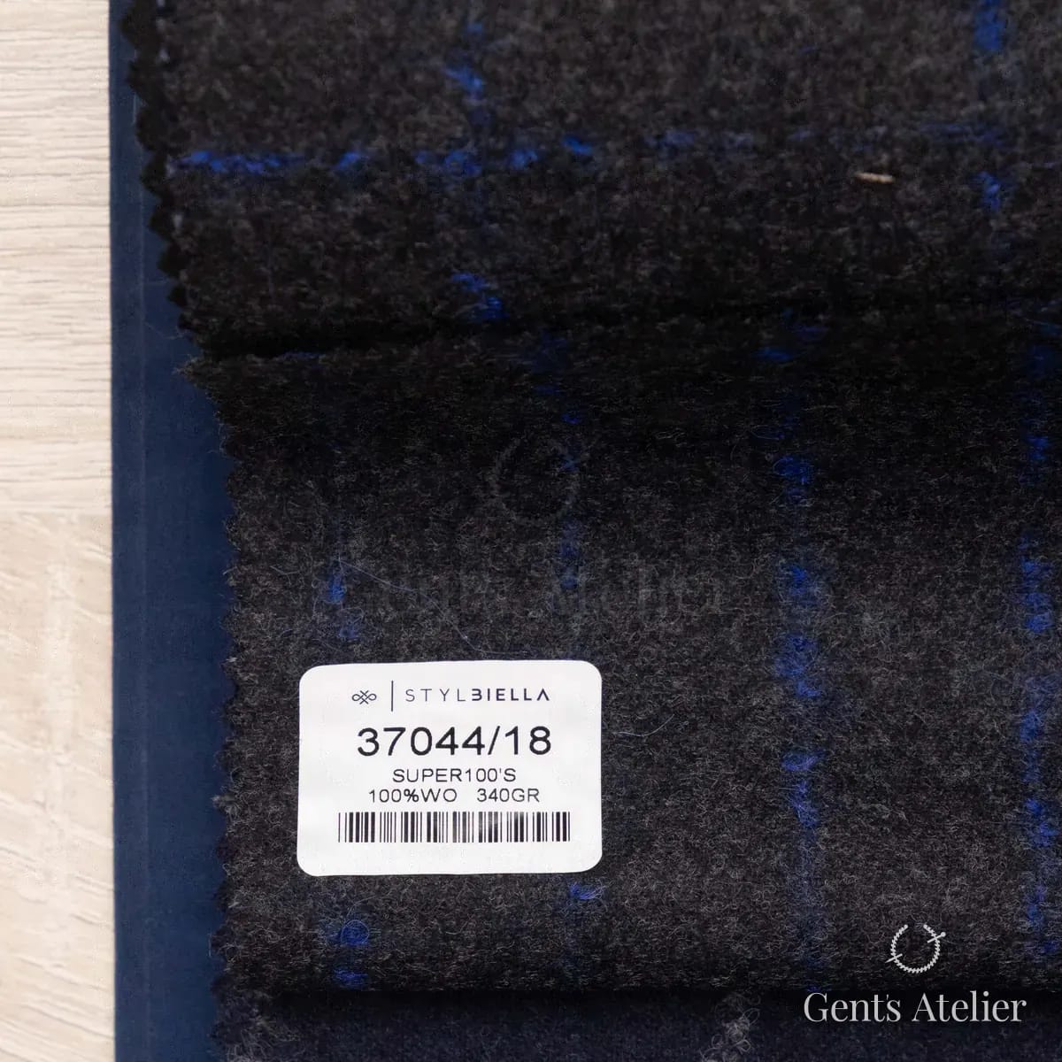 Образец ткани Stylbiella 37044/18 с этикеткой, тёмно-синий