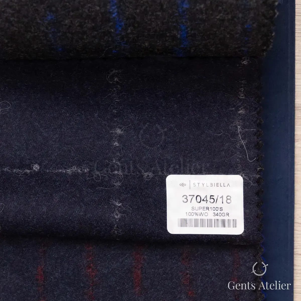 Образец ткани Stylbiella 37045/18 с этикеткой, тёмно-синий