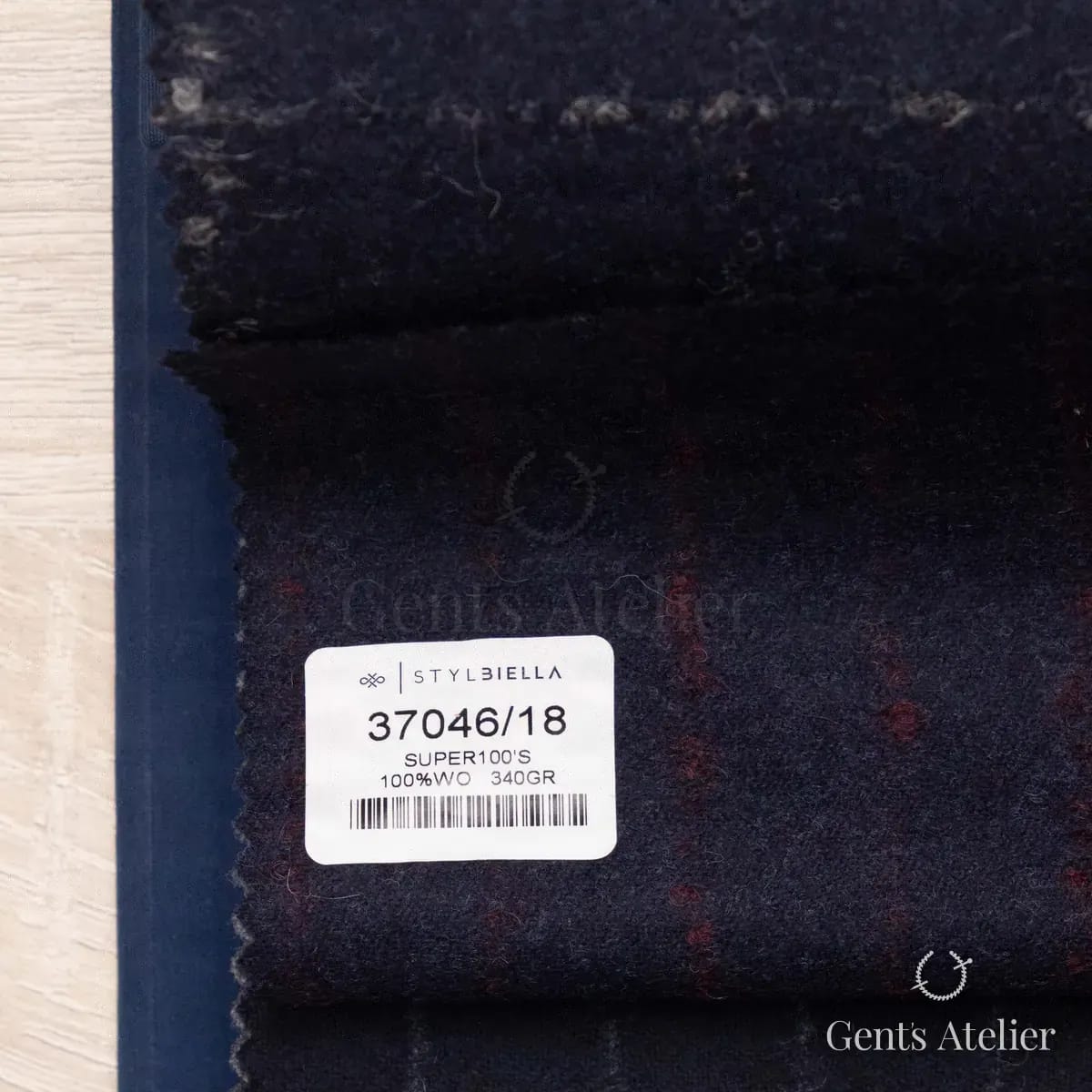 Образец ткани Stylbiella 37046/18 с этикеткой, тёмно-синий