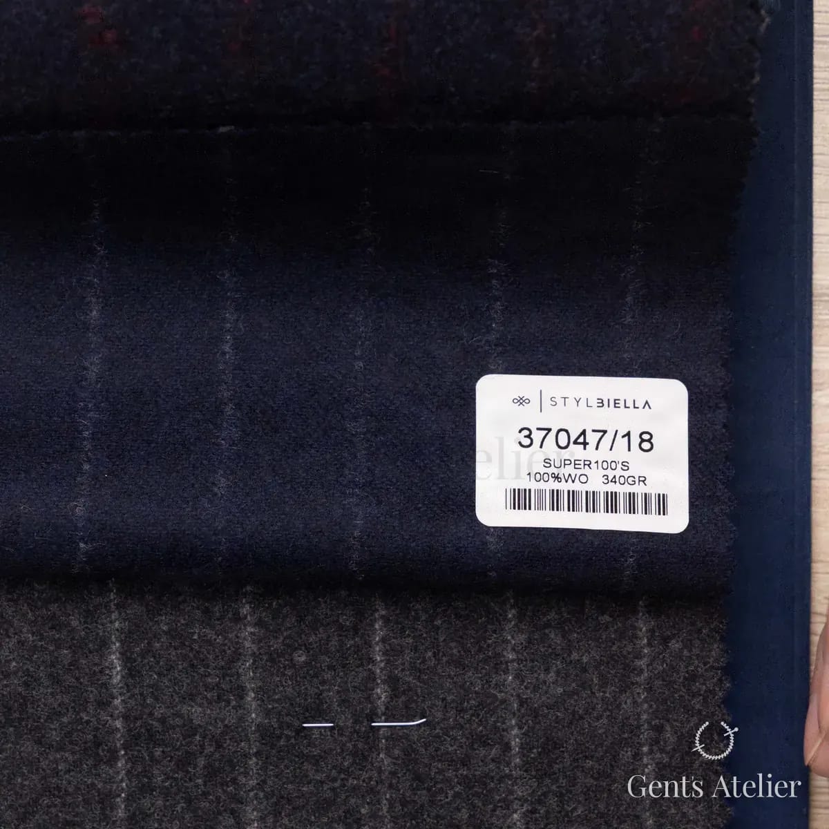 Образец ткани Stylbiella 37047/18 с этикеткой, тёмно-синий