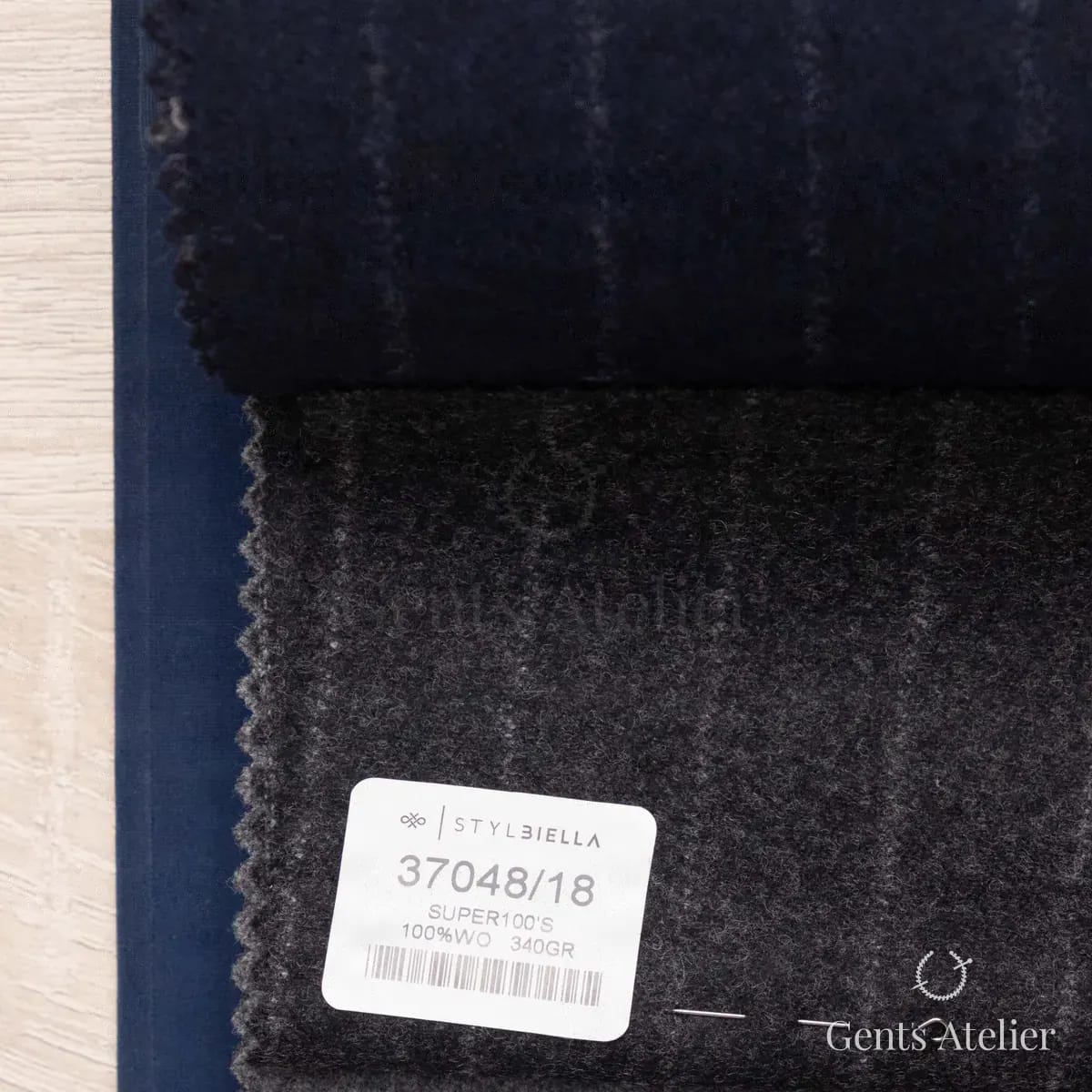Образец ткани Stylbiella 37048/18 с этикеткой, тёмно-серый