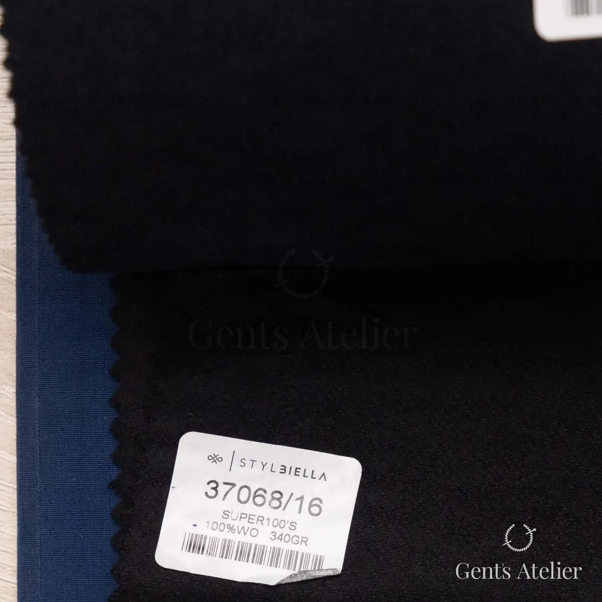 Образец ткани Stylbiella 37068/16 с этикеткой, чёрный