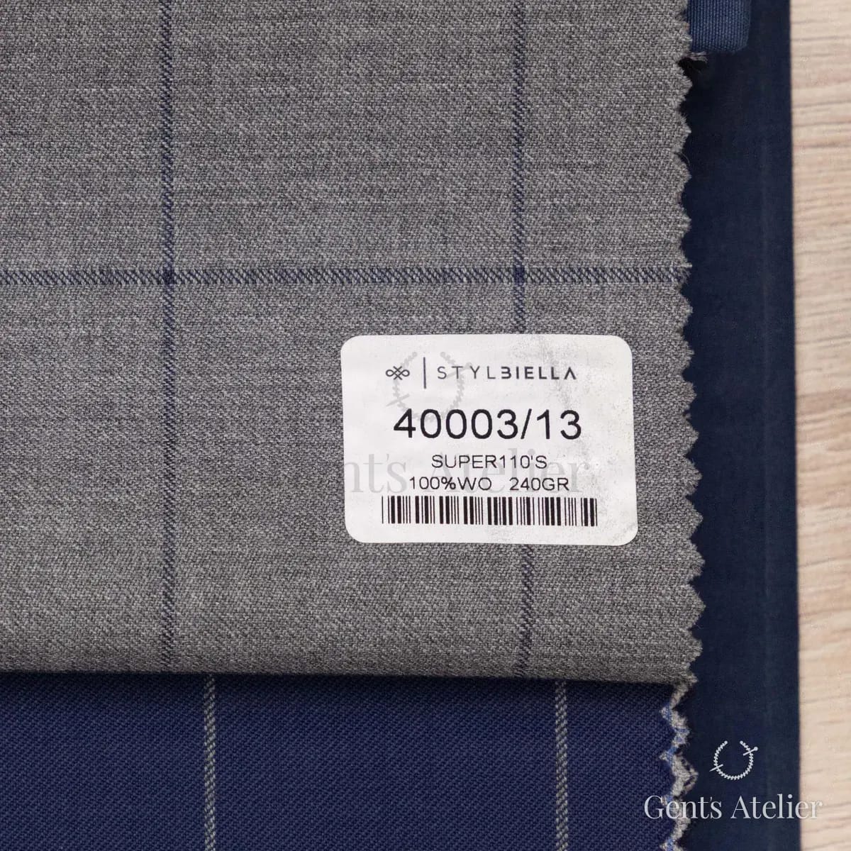 Образец ткани Stylbiella 40003/13 с этикеткой, светло-серый
