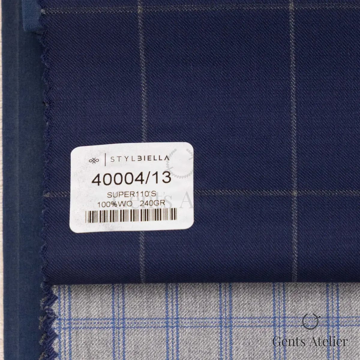 Образец ткани Stylbiella 40004/13 с этикеткой, тёмно-синий