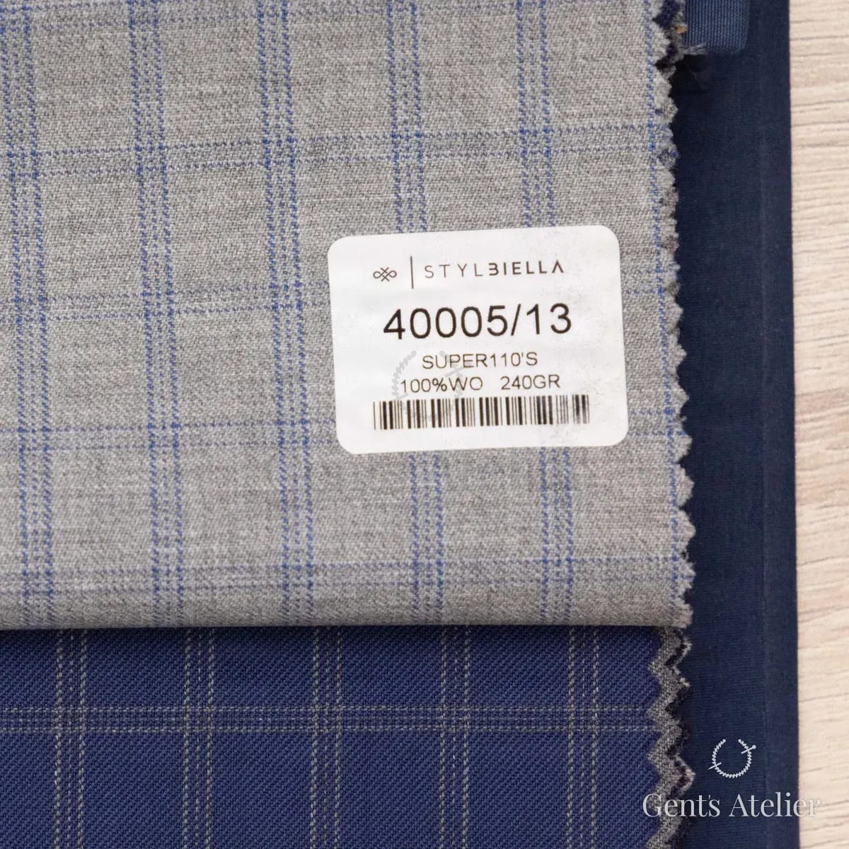 Образец ткани Stylbiella 40005/13 с этикеткой, светло-серый