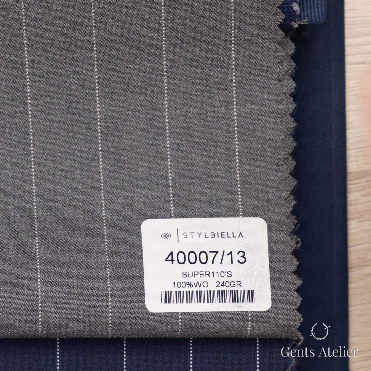 Образец ткани Stylbiella 40007/13 с этикеткой, серый
