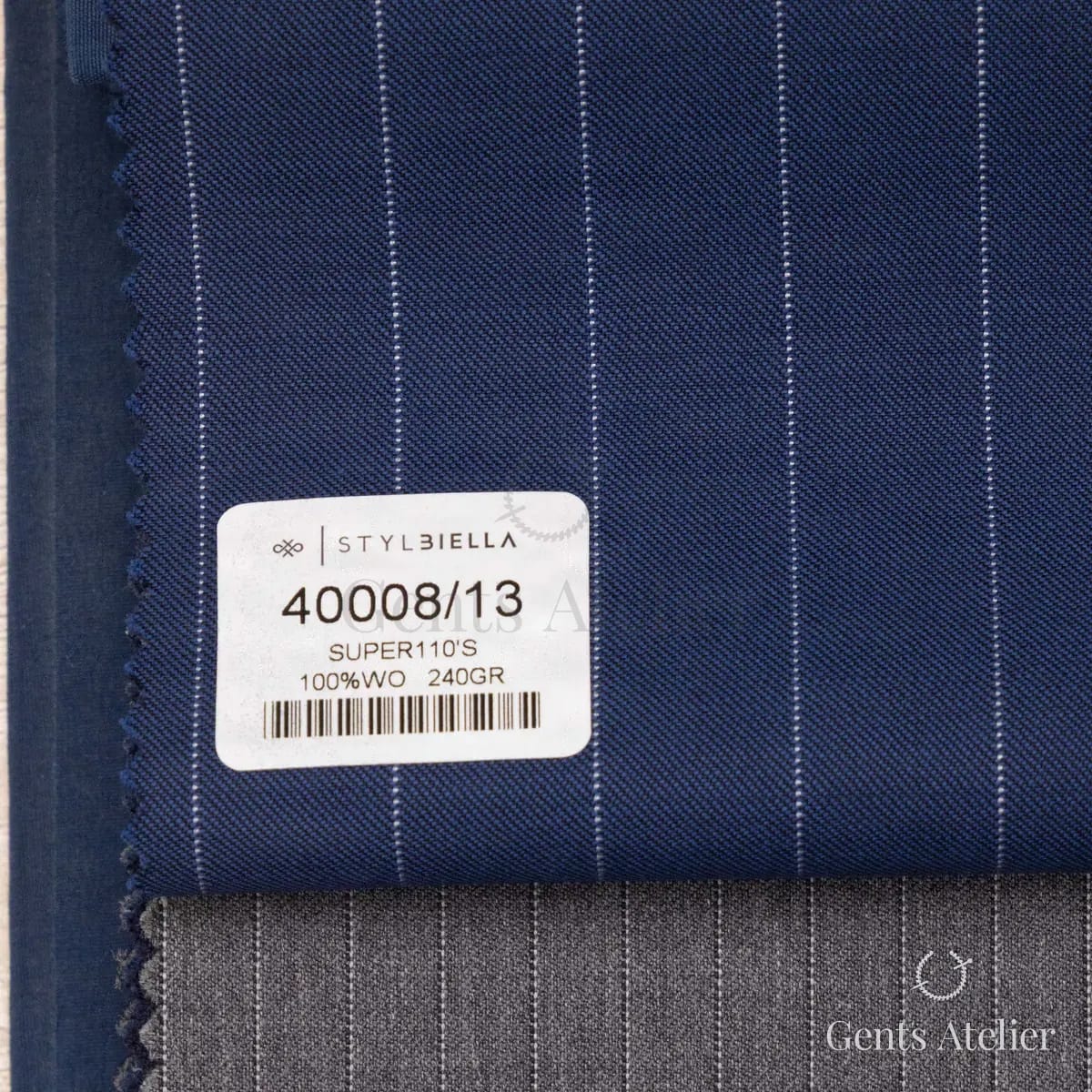 Образец ткани Stylbiella 40008/13 с этикеткой, тёмно-синий