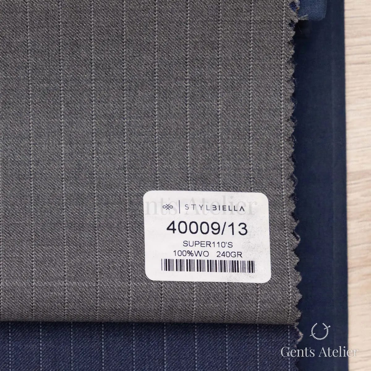 Образец ткани Stylbiella 40009/13 с этикеткой, серый