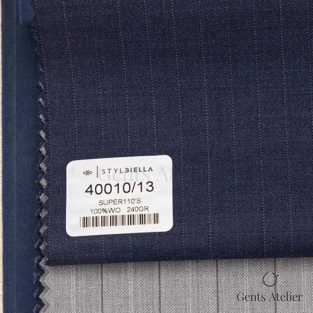 Образец ткани Stylbiella 40010/13 с этикеткой, тёмно-синий
