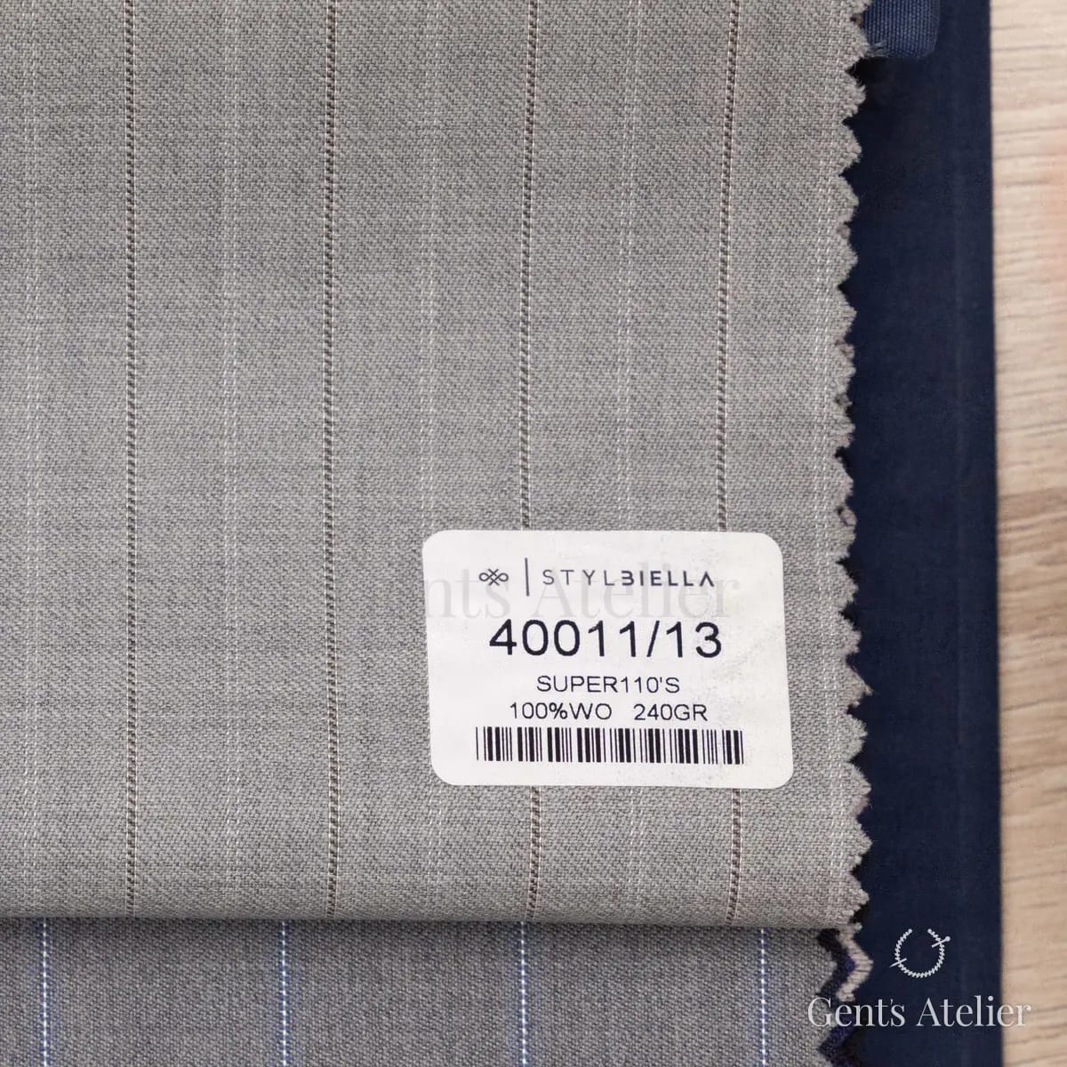 Образец ткани Stylbiella 40011/13 с этикеткой, светло-серый