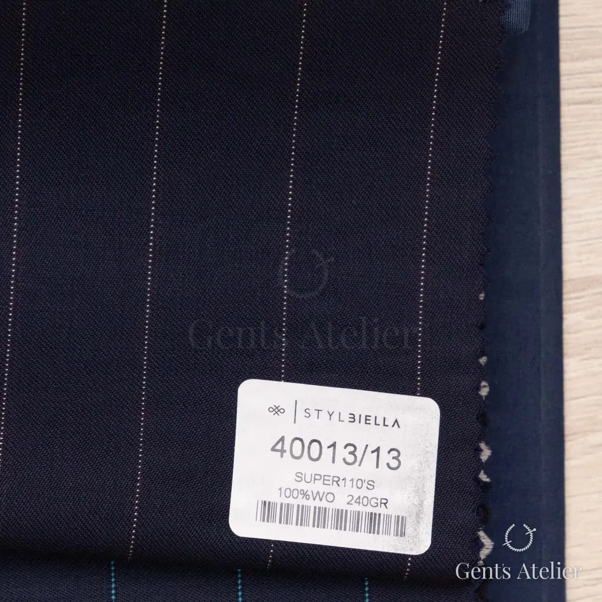 Образец ткани Stylbiella 40013/13 с этикеткой, тёмно-синий