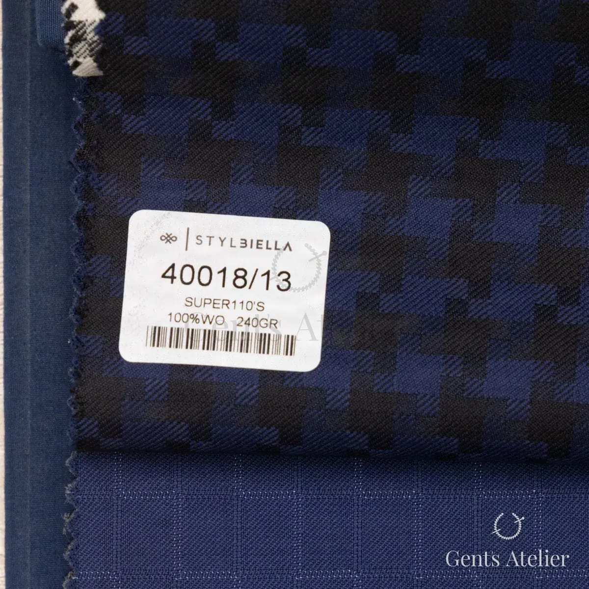 Образец ткани Stylbiella 40018/13 с этикеткой, тёмно-синий