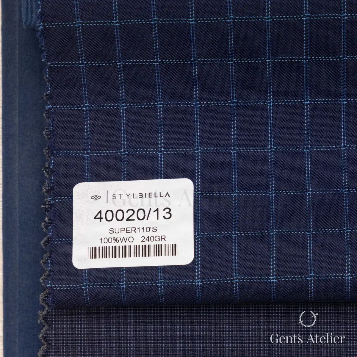 Образец ткани Stylbiella 40020/13 с этикеткой, тёмно-синий