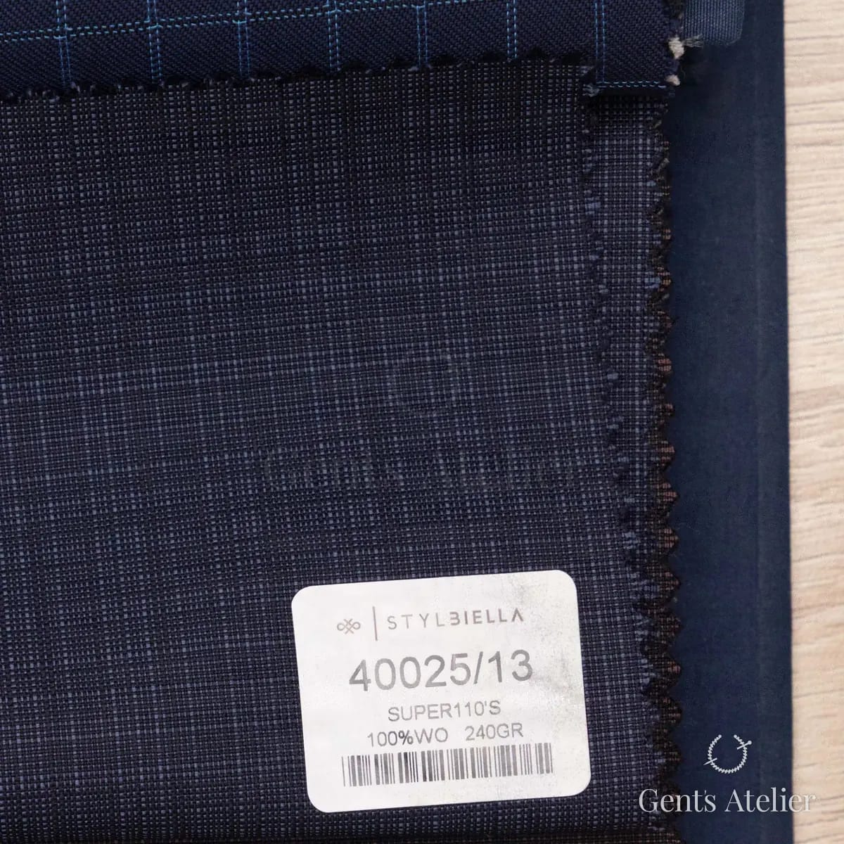 Образец ткани Stylbiella 40025/13 с этикеткой, тёмно-синий