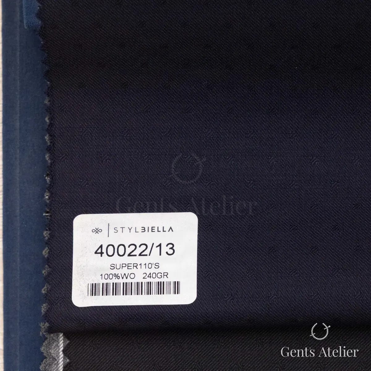 Образец ткани Stylbiella 40022/13 с этикеткой, тёмно-синий