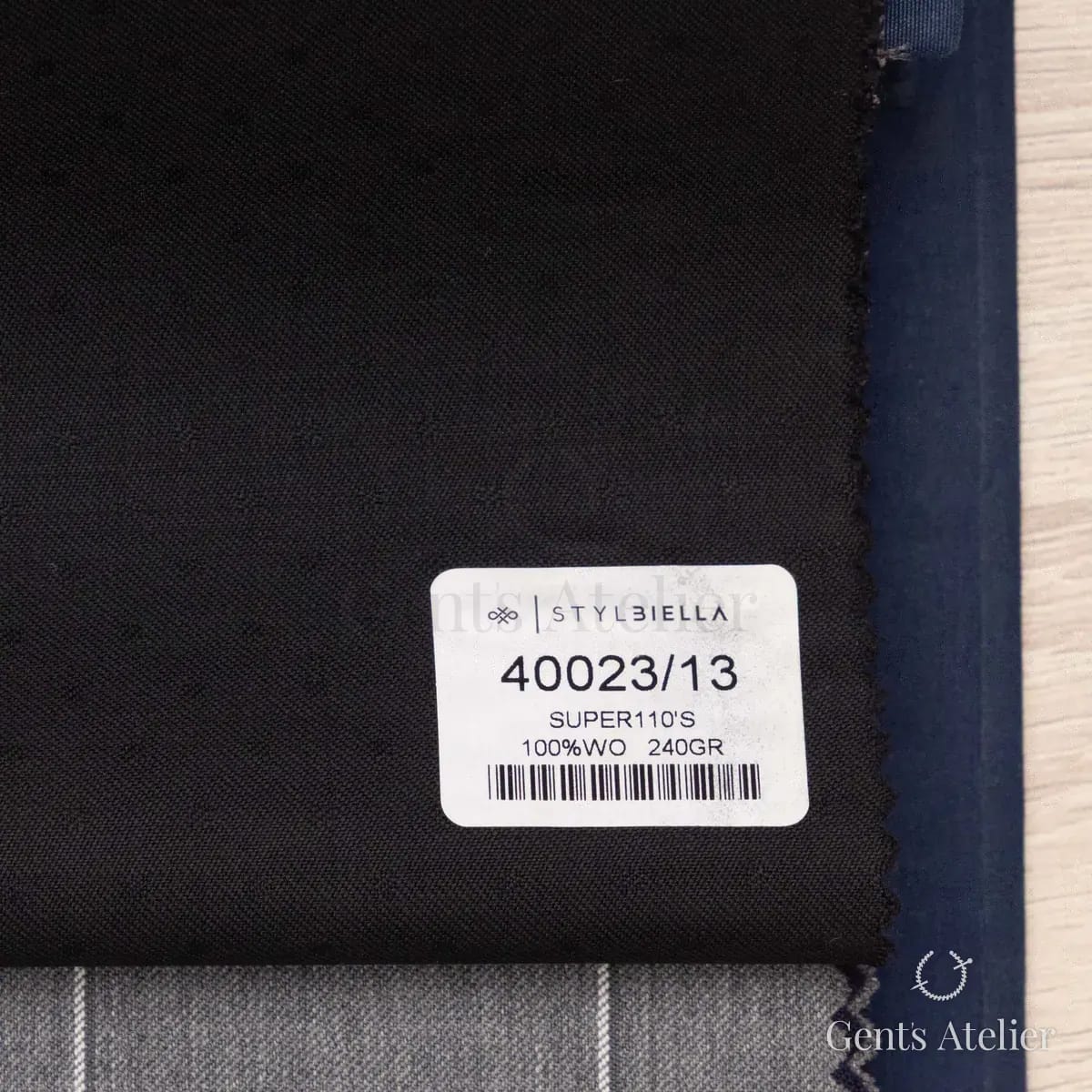 Образец ткани Stylbiella 40023/13 с этикеткой, чёрный