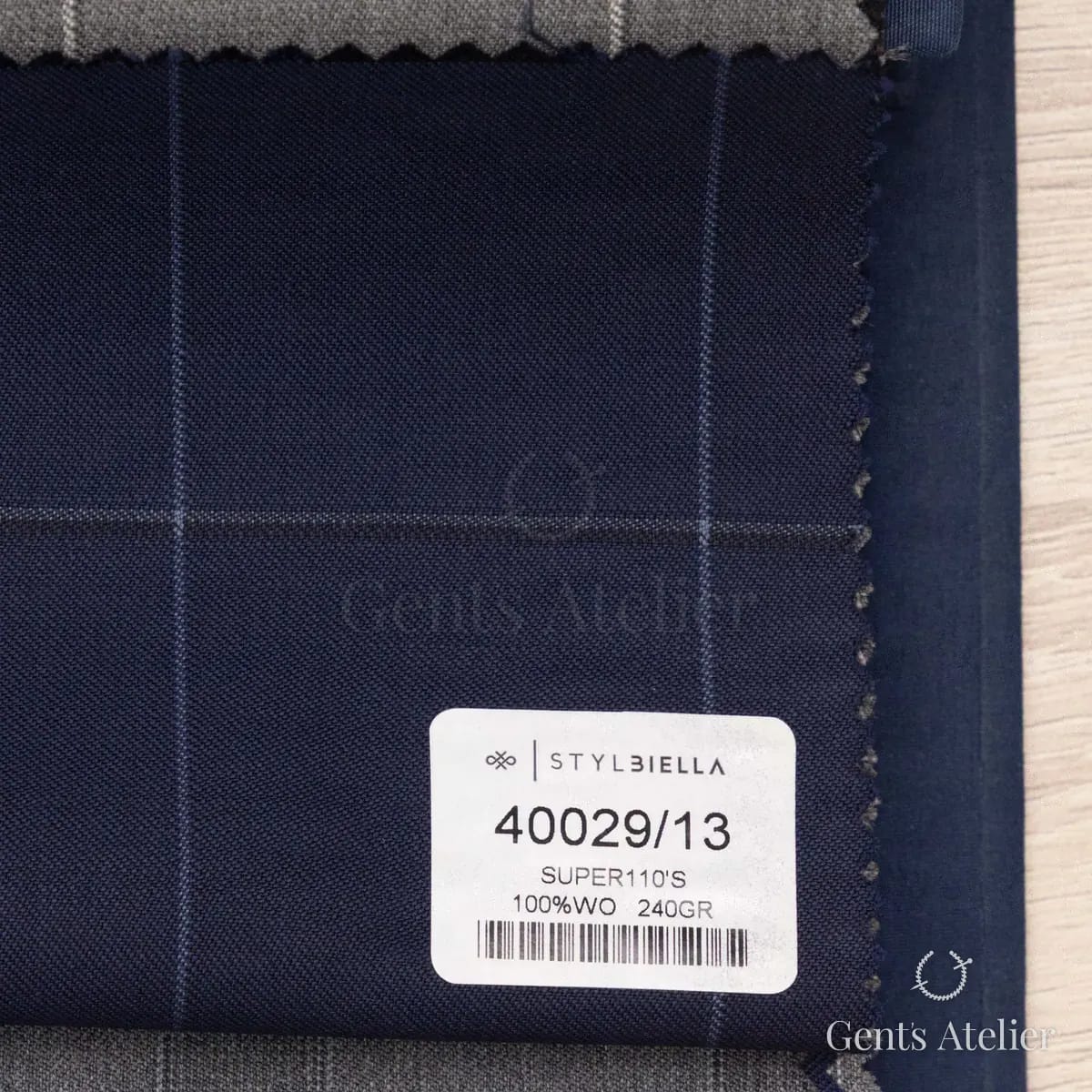 Образец ткани Stylbiella 40029/13 с этикеткой, тёмно-синий