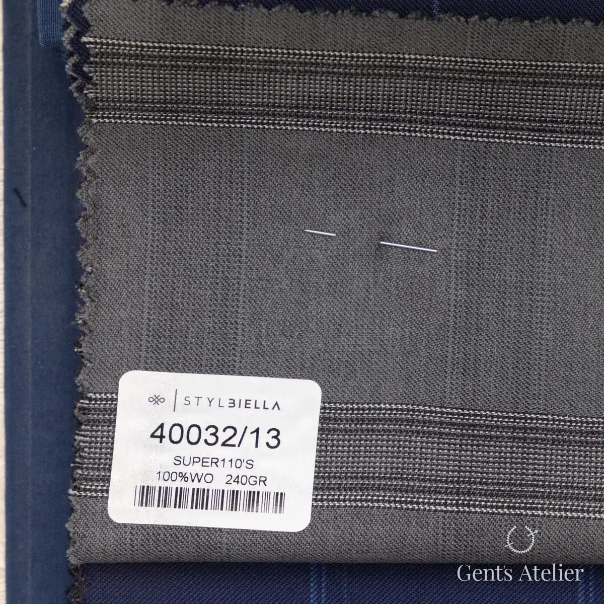 Образец ткани Stylbiella 40032/13 с этикеткой, серый