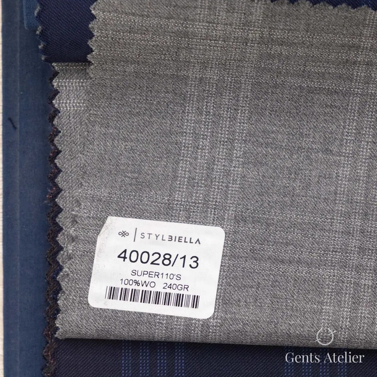 Образец ткани Stylbiella 40028/13 с этикеткой, серый