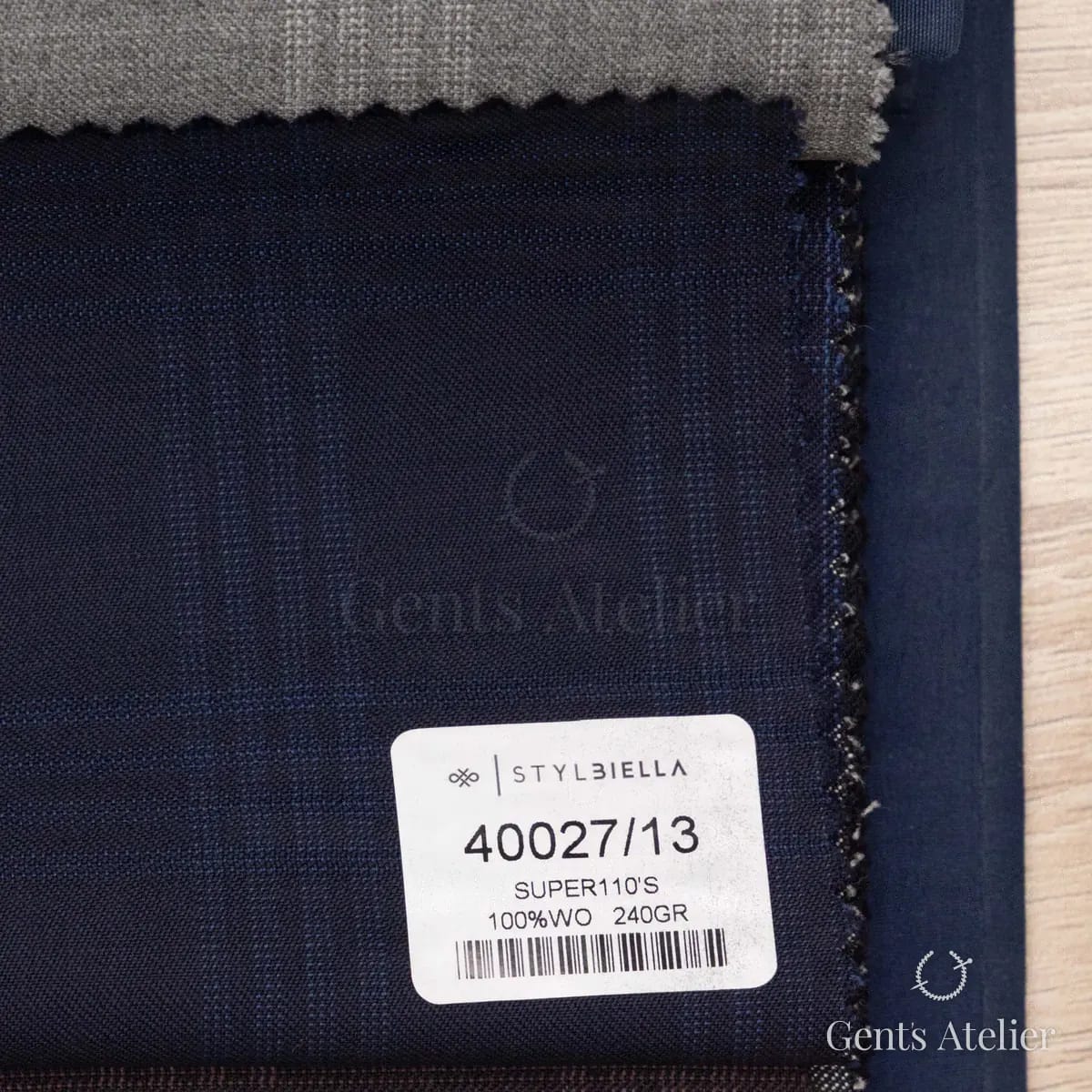 Образец ткани Stylbiella 40027/13 с этикеткой, тёмно-синий