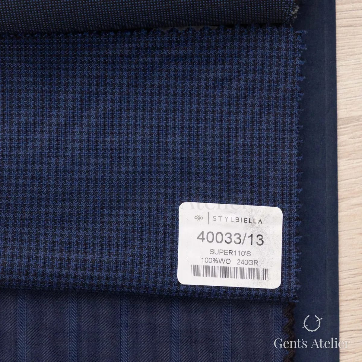 Образец ткани Stylbiella 40033/13 с этикеткой, синий