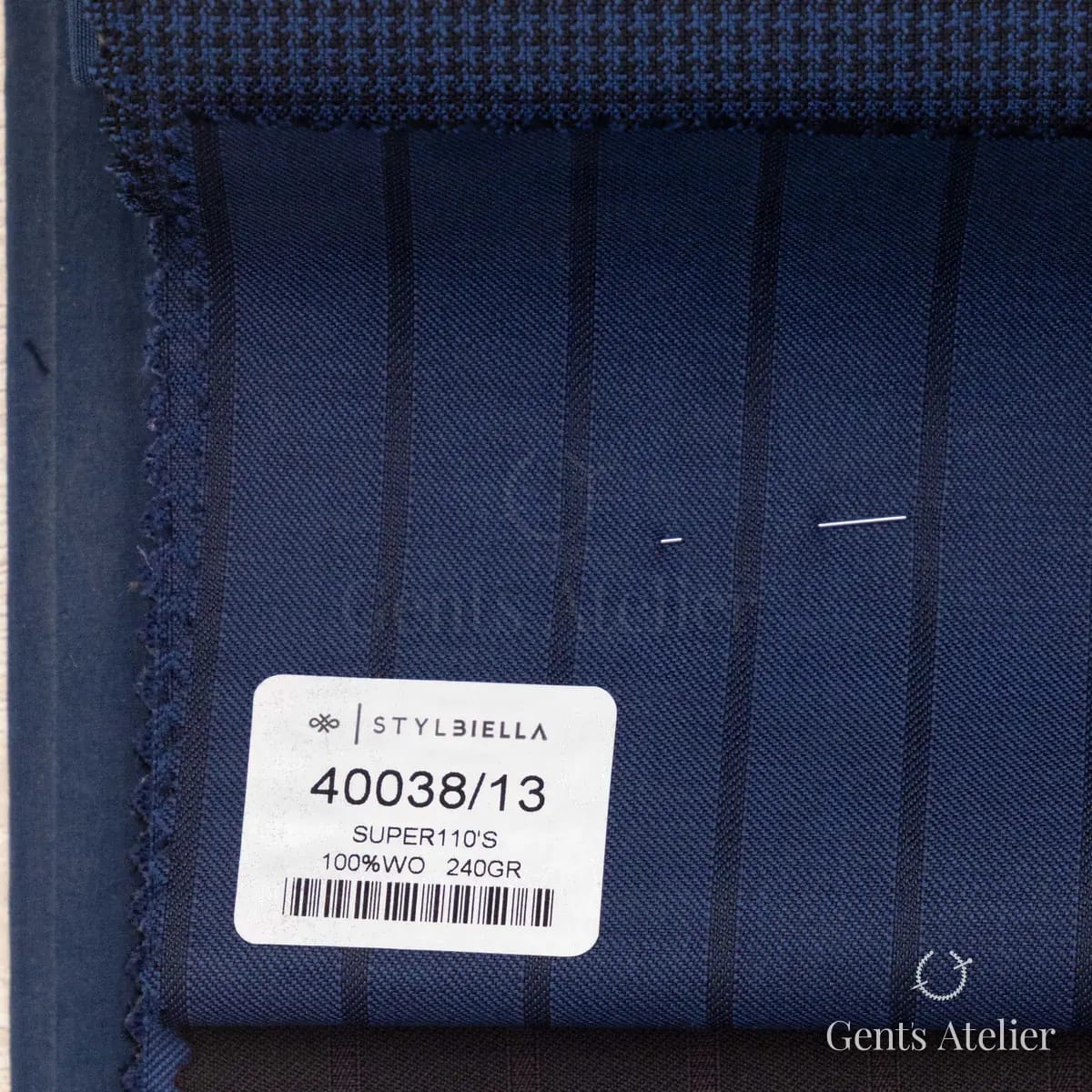 Образец ткани Stylbiella 40038/13 с этикеткой, тёмно-синий