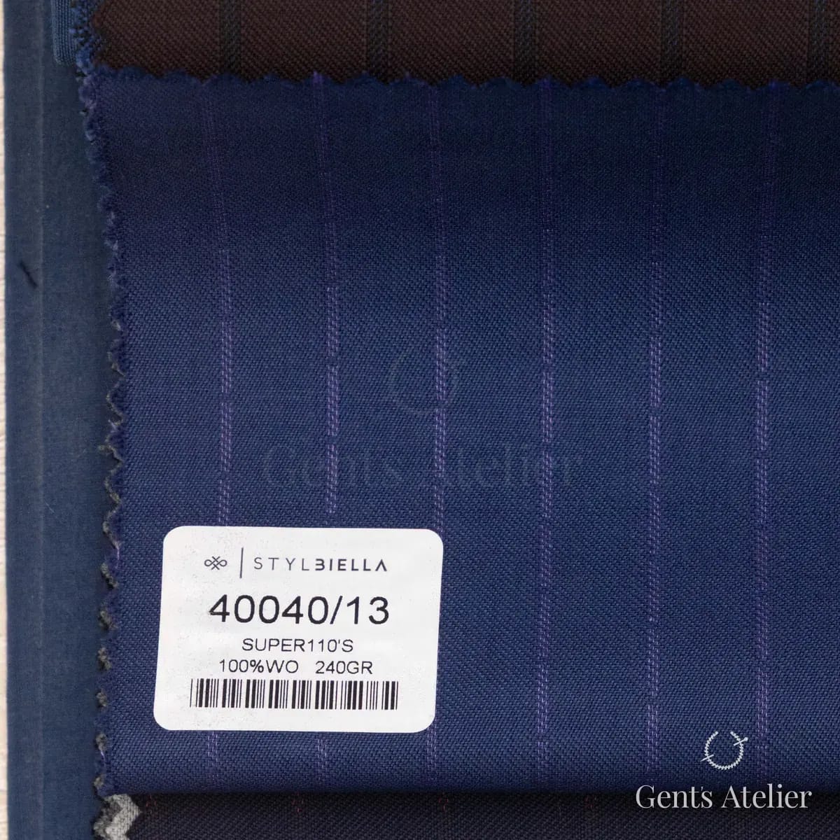 Образец ткани Stylbiella 40040/13 с этикеткой, тёмно-синий