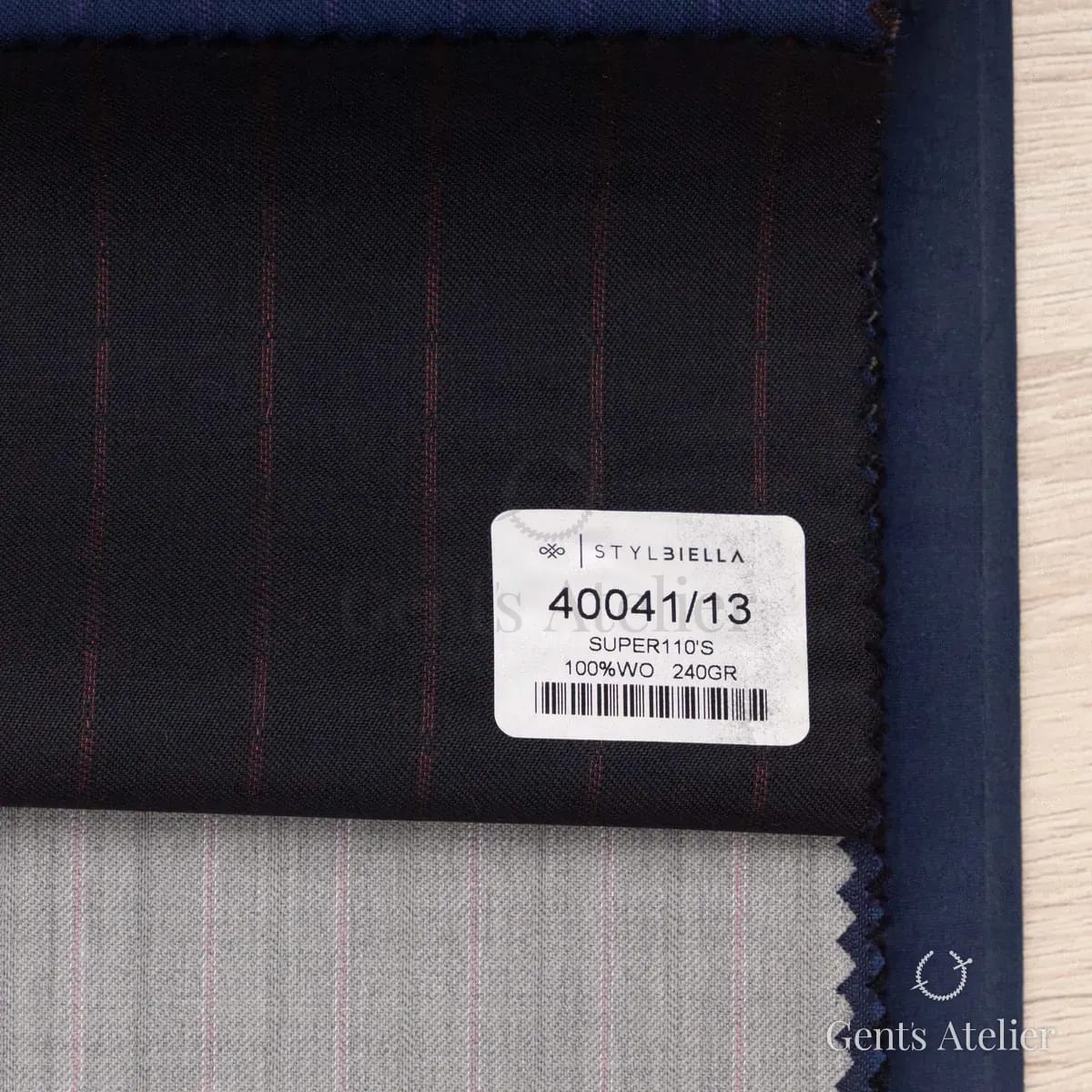 Образец ткани Stylbiella 40041/13 с этикеткой, тёмно-синий