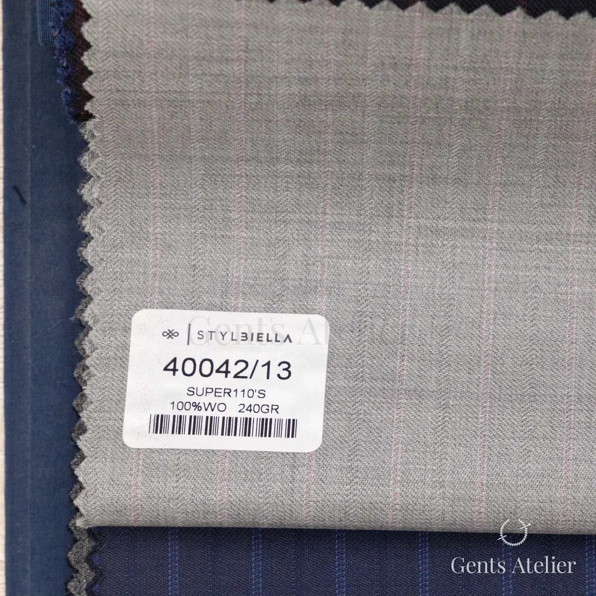 Образец ткани Stylbiella 40042/13 с этикеткой, светло-серый