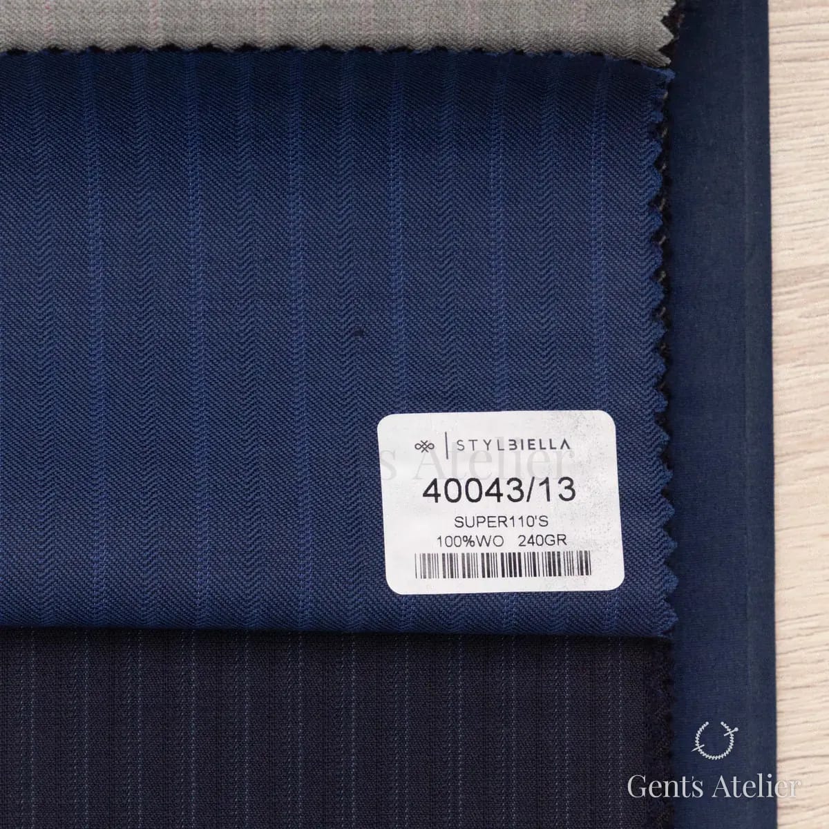 Образец ткани Stylbiella 40043/13 с этикеткой, тёмно-синий