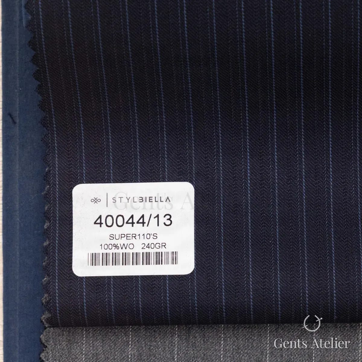 Образец ткани Stylbiella 40044/13 с этикеткой, тёмно-синий