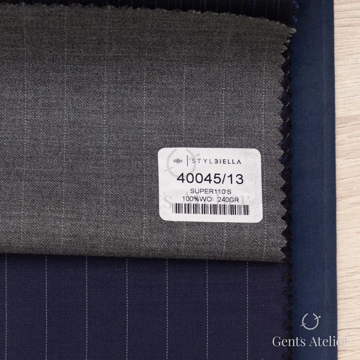 Образец ткани Stylbiella 40045/13 с этикеткой, серый