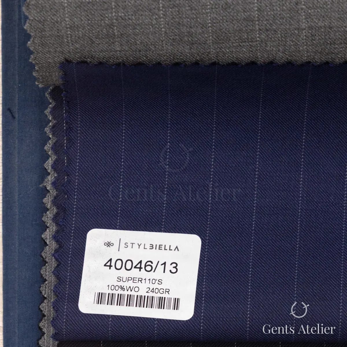 Образец ткани Stylbiella 40046/13 с этикеткой, тёмно-синий